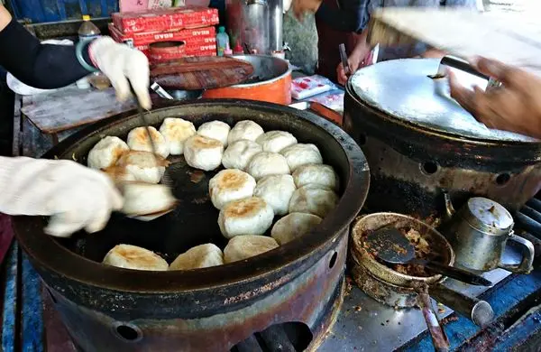 【大興路水煎包】塞滿高麗菜頗大顆