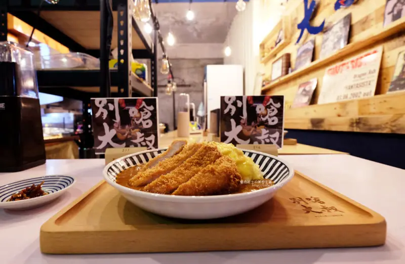 【台中西區】別嗆大叔-躲在模範市場內的超低調唱片行裡吃咖哩飯.沒吃到的別嗆大叔.大叔玻璃心.台中深夜食堂.公益路屋馬燒肉旁巷子裡 - 藍色起士的美食主義