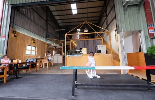 【彰化員林】耶緹義式手工冰淇淋-只營業星期五六日.結合水果冰淇淋跟溜滑梯的隱密木作工廠 - 藍色起士的美食主義