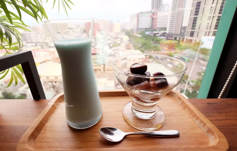 台中西屯│光明客棧idea Lab CAFE十樓咖啡館-吧台區擁有俯瞰台中市景觀的放空窗景.如果有夜景就更讚了.藏身亞太總部裡的秘密咖啡館 - 藍色起士的美食主義