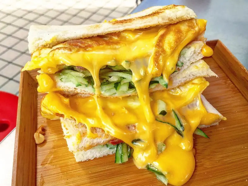 【台北｜忠孝復興站】早安日和 炭烤吐司專門店＿巷弄內濃郁到爆炸的爆漿起士三明治＿起士瀑布流的不要不要的