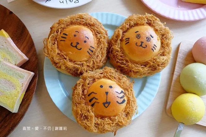 《北市松山區♥食記》喜荒、愛、不乃。ig爆紅！超搶手熱門造型童趣麵包，鬆鬆獅、小丸子、彩虹吐司，複合式咖啡館，連環境都萌到不行！(南京復興站)