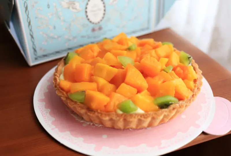 台中南區│愛戀戚風咖啡館-夏季限定芒果捲和芒果塔.生日蛋糕及聚會飯後甜點好選擇 - 藍色起士的美食主義