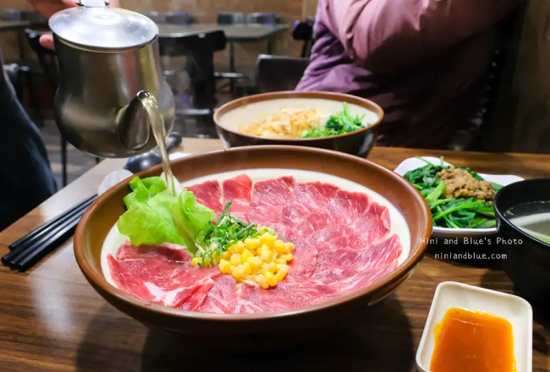 上泓園牛肉麵,現點現場川燙牛肉麵.獨家首創滿分麵、渾蛋麵