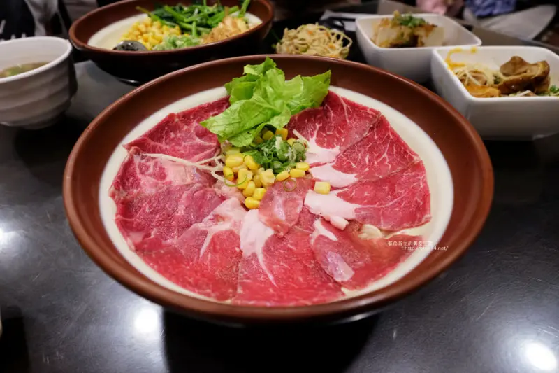 台中北區│上泓園牛肉麵-視覺系現場桌邊川燙的無骨牛小排川燙麵.混蛋麵要混才好吃.滿分招牌麵吃了考試考滿分 - 藍色起士的美食主義