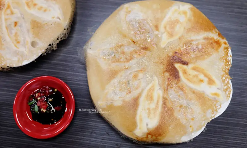 台中大雅│十六香餃立煎餃店-現點現煎冰花煎餃.建議提早預訂 - 藍色起士的美食主義