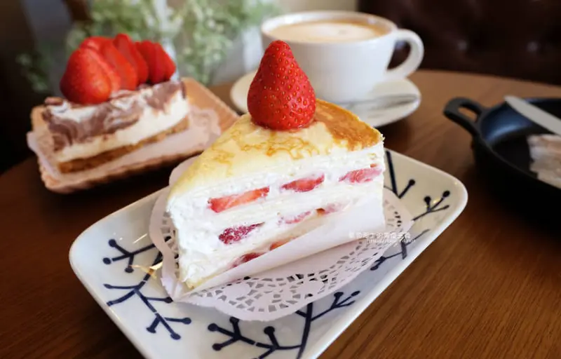 台中梧棲│此時甜點店-海線美食人氣千層蛋糕，想吃早點來，不然就看到粉絲頁公告甜點售完了喔 - 藍色起士的美食主義