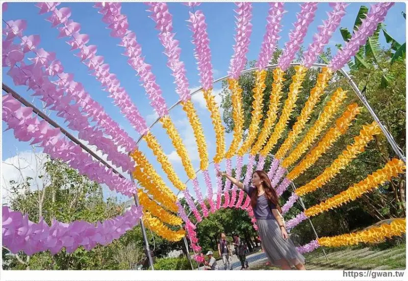 台中太平最新拍照景點 | 上千隻風車隧道、彩色花串免費拍到飽