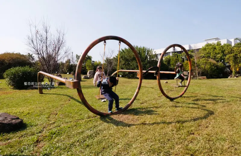 台中太平│臺中市屯區藝文中心-拾刻雕塑展的大眼鏡鞦韆，太平最新IG打卡亮點 - 藍色起士的美食主義