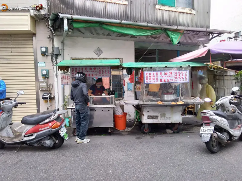 府東街蔥油餅 府東街芋頭餅 在地人才知道的隱藏版銅板點心 10元芋頭餅、15元蔥油餅