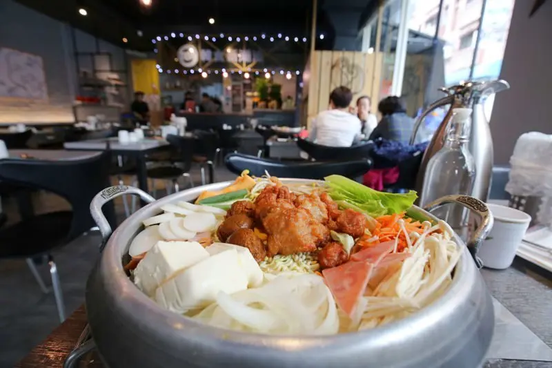 員林O八韓食新潮流｜員林韓式料理推薦新菜色，咖哩部隊鍋、海鮮煎餅、鬼爪肋排石鍋拌飯、午間超值套餐 - Kiwi 樂活食旅