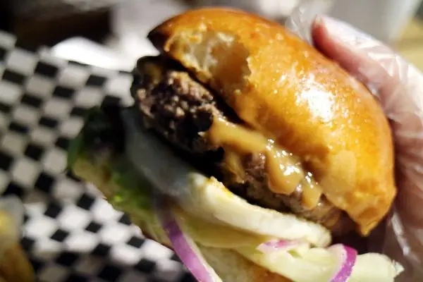 高雄新興區=<食>怪獸漢堡~高雄深夜食堂好選擇＊騎樓底下賣漢堡實在有新奇＊扎實漢堡肉排讓你越吃越涮嘴=