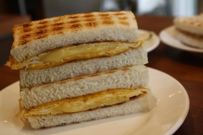 【行天宮美食】真芳-招牌三明治/手工古早味蛋餅/紅茶牛奶|台北推薦平價早午餐