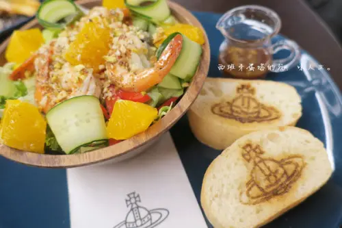 Vivienne Westwood｜龐克教母服裝品牌台灣旗艦店！服飾結合咖啡廳，享用美味餐點的過程中不失龐克搖滾風！