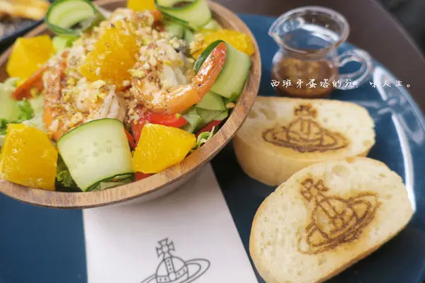 Vivienne Westwood｜龐克教母服裝品牌台灣旗艦店！服飾結合咖啡廳，享用美味餐點的過程中不失龐克搖滾風！