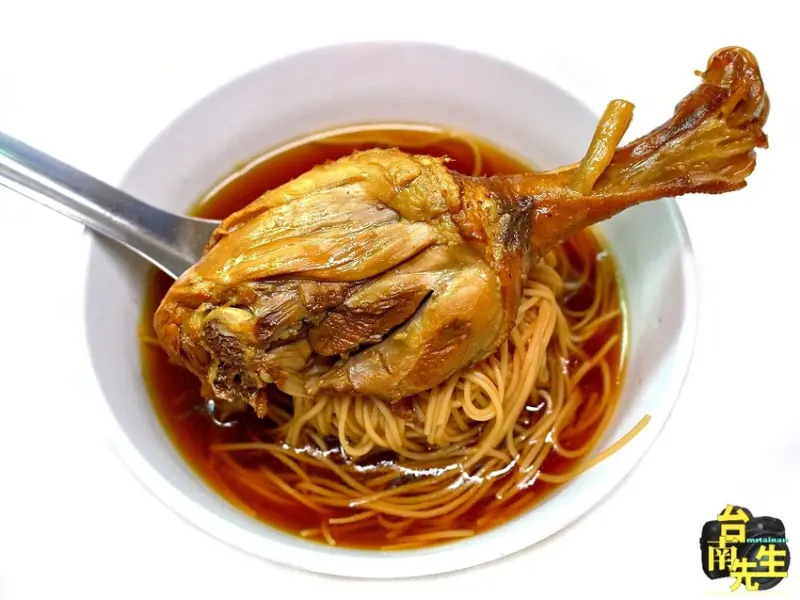 台南當歸鴨／無店名無招牌隱身傳統市場內／50多年老店／鴨肉每日限量供應晚來吃不到／沒有在地人帶路很難發現它／老饕私藏口袋名單