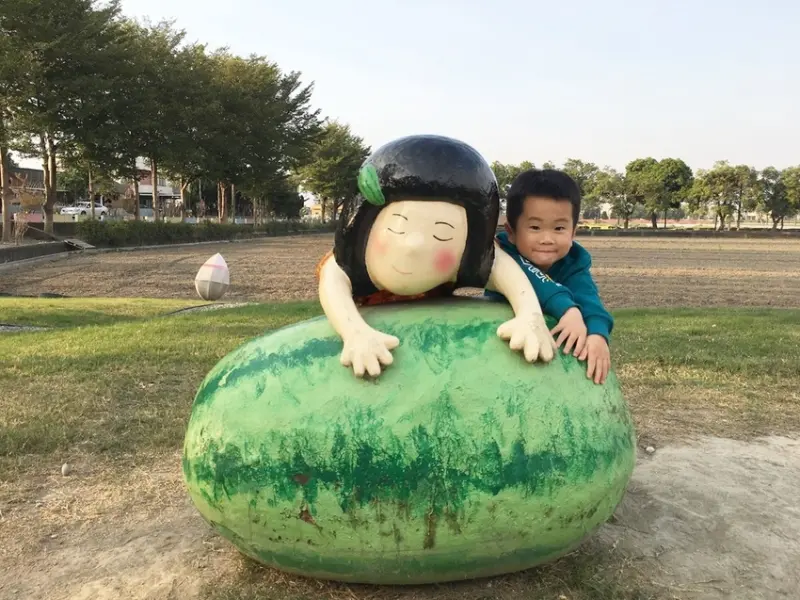 【旅遊】埤頭繪本公園|彩繪牆、Q版舞獅、大鯨魚還有很多可愛的裝置藝術，小朋友拍照跑跳好地方
