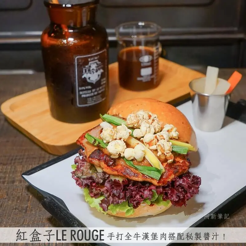 台中新開美式咖啡館，冒煙、爆漿樣樣來，視覺、味覺雙享受，連爆米花也夾到漢堡裡，近嶺東彩虹眷村。