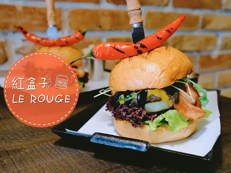 台中創意手打漢堡專賣店「紅盒子Le Rouge」好吃又有梗！近嶺東大學，吃完還可去彩虹眷村拍照和望高寮看夜景～ @ 強生與小吠的Hyper人蔘~