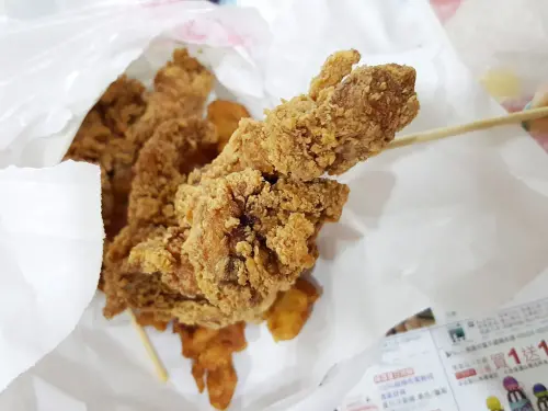 【高雄小吃】鐵の將炸雞-五甲店。香酥脆口愈啃愈香辣妹鐵三角