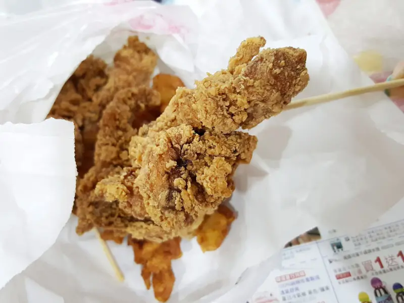【高雄小吃】鐵の將炸雞-五甲店。香酥脆口愈啃愈香辣妹鐵三角
