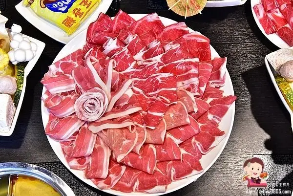 超大22盎司的肉慾霸王鍋，11種肉品都在上面，今年冬天就決定是它了!