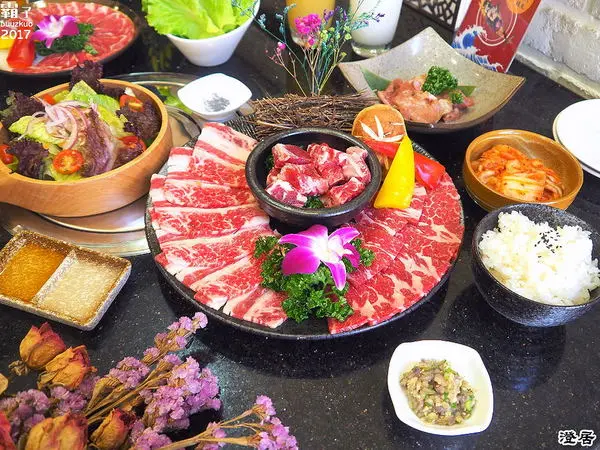  澄居烤物燒肉，台灣大道上的燒肉店內有滿滿乾燥花，美美入鏡~        
      