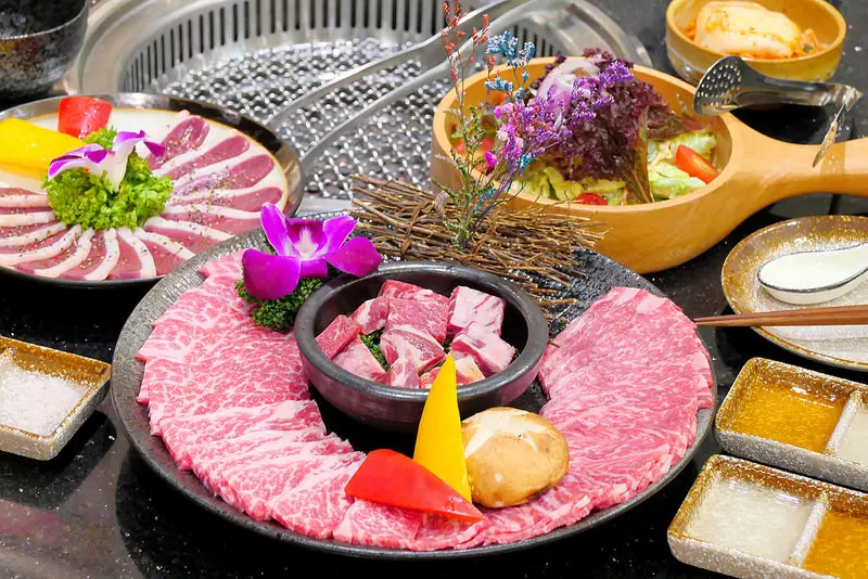 澄居烤物燒肉：雙人套餐M9和牛加伊比利豬共七道肉品加海鮮甜點超滿足！現在用餐打卡免費再送烤鯖魚一份！