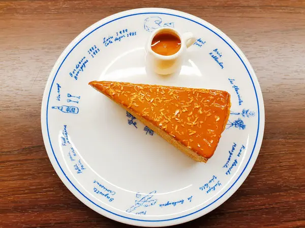 ♪忠孝新生。好休咖啡♬ 泰式奶茶千層。焦糖布丁。俾斯麥風肉醬飯(附菜單