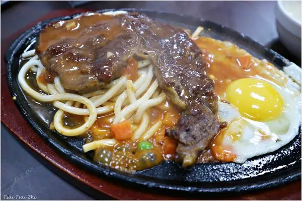 [新北三重]老夫子牛排(三重頂崁店)106年10月31全新開幕|沙朗牛排、雞腿排(附玉米濃湯、麵包、飲料和冰淇淋)