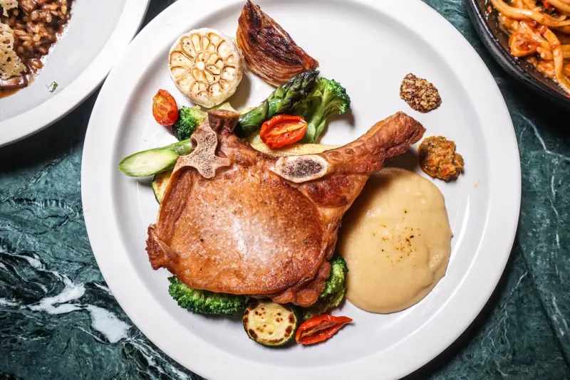 台中微醺美食 | MATCHES餐館低調奢華 / 以法國伊斯尼奶油  爐烤１０盎司戰斧豬排  低溫烹調最極致的美味