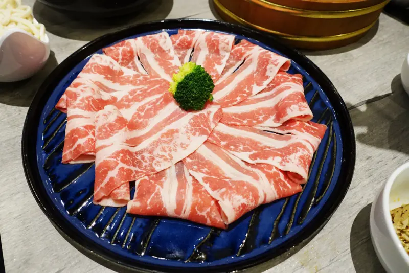 【火鍋料理】這一小鍋 , 台中大里店全台首間全新登場 , 強打專屬個人鍋 , 香甘麻酸鮮五種特色湯頭讚嘆不絕