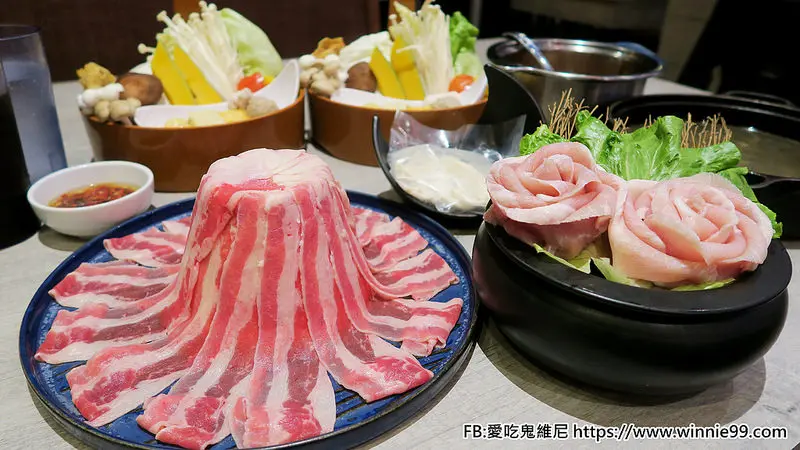 【這一小鍋】大里區cp值爆表的小火鍋! 一堆肉組成的火山塔 光是用看的就口水直流!重點是肉質也很讚! 還有明治冰淇淋 水果 飲料隨你吃