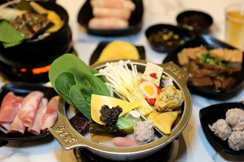 超香麻油曜金薑黃鍋及濃郁黑鑽松露鍋必吃，冰淇淋 白飯 飲料無限吃到飽