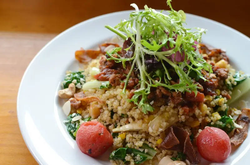 品萃咖啡蔬食早午餐，辣炒藜麥佐煙燻培根很美味，注重食安與健康的良心店家