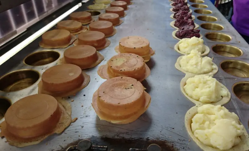 高雄文藻店~小玲脆皮紅豆餅~學生族最愛的銅板小點心~起司鮪魚.珍珠奶油超美味~鹹的甜的通通有~              