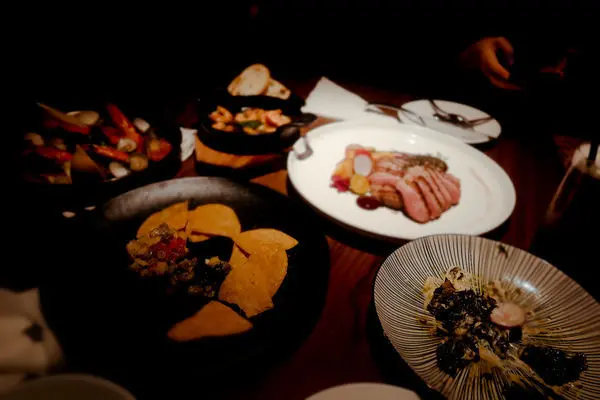 【Olí 西班牙餐酒館】巷弄中的西班牙道地風味、完美複製西班牙的慢活摩登！新店餐酒館推薦、捷運大坪林餐酒館推薦