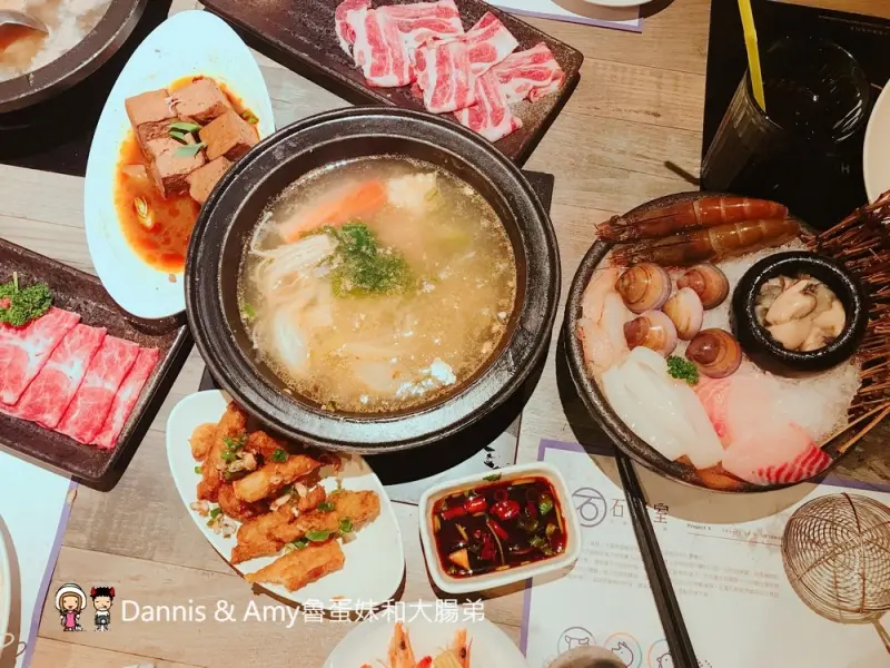 《新竹火鍋美食 》石研室。石頭火鍋。啤酒麻油雞。文青工業風。IG打卡好拍照︱市區北大路火鍋推薦（影片） - Dannis & Amy魯蛋妹和大腸弟