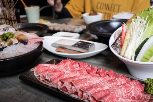 新竹北區｜石研室～百變創新質感系石頭鍋！ 火焰蒜香黃金蝦、澳洲M9+和牛的饕客級享受～