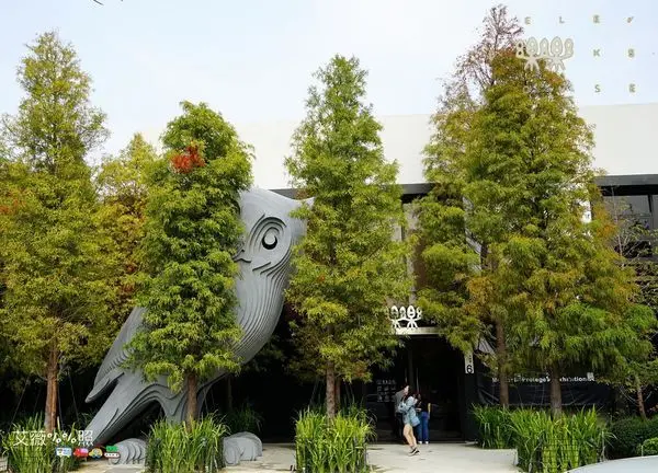 【台中西屯區】樂樂書屋 LELE BOOKS HOUSE || 躲在落羽松後方的貓頭鷹，走進叢林般的書屋內，不限時又有喝到飽的咖啡茶飲，泡一杯就可沈浸於書香中