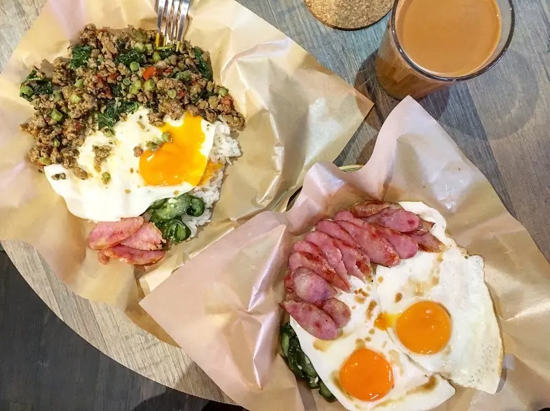 【永和｜頂溪站】北蘭阿姨商行＿邪惡雙半熟蛋蒜味香腸飯＿讓人手嘴停不下來的嘎拋豬肉飯＿永和宵夜新朋友