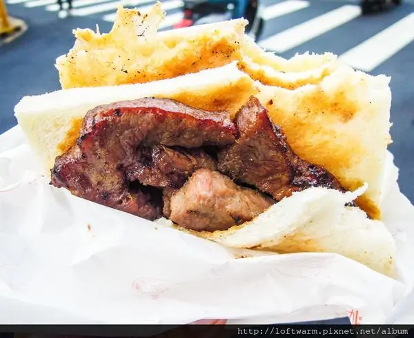 桃園中壢火車站好吃碳烤三明治 韓森 BBQ Sandwich 四盎司厚切無骨牛小排 豬排三明治 帶著走的美食推薦(菜單)~