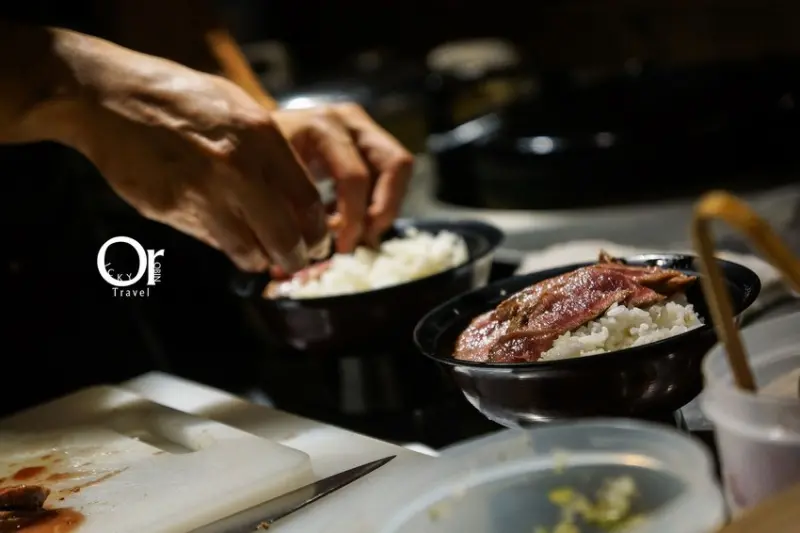 永春美食｜日式牛排丼飯，也是日式餐酒館。粉嫩牛排層層堆疊如火山一樣火山月見丼，隱藏版牛尾湯必點-GYUU NIKU ステーキ專門店 - 歐奇羅賓的攝影漫步