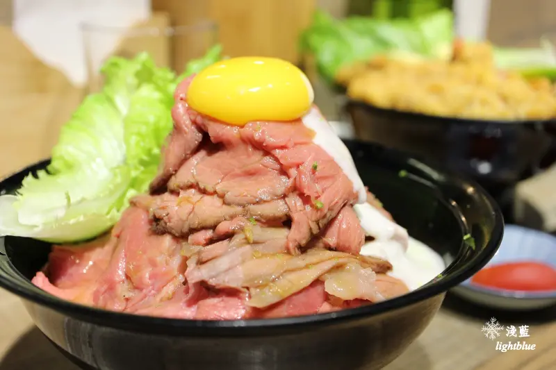 [ 永春站美食 ] 淺藍 × GYUU NIKU ステーキ專門店～炸牛丼、牛排丼、招牌玫瑰牛肉丼，還有好多下酒小菜