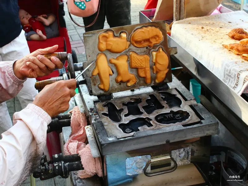 台南雞蛋糕／無店名小攤飄香27年／每日限量晚來吃不到／下午才營業只賣3.5小時／傳統古早味軟Q不甜膩／一開店就排隊／在地人的下午茶