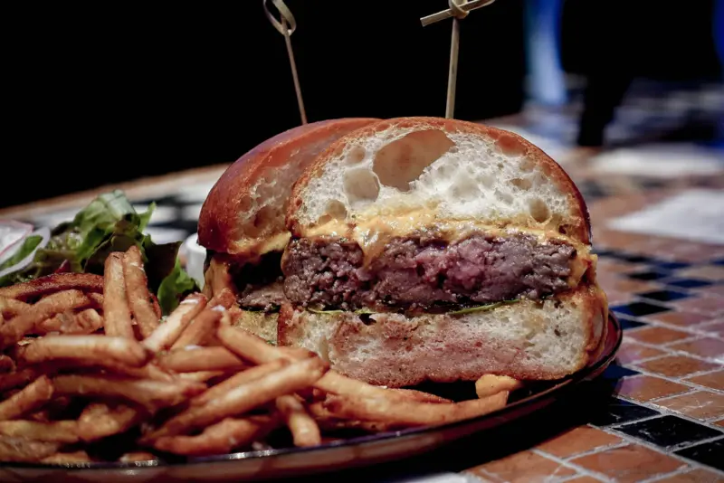 Café de Lugano盧卡諾義法咖啡館X魔王 台北松山區 宛如置身在歐洲街頭的義法餐廳 乳酪漢堡多汁美味 捷運南京復興站 內文有店家資訊與菜單』