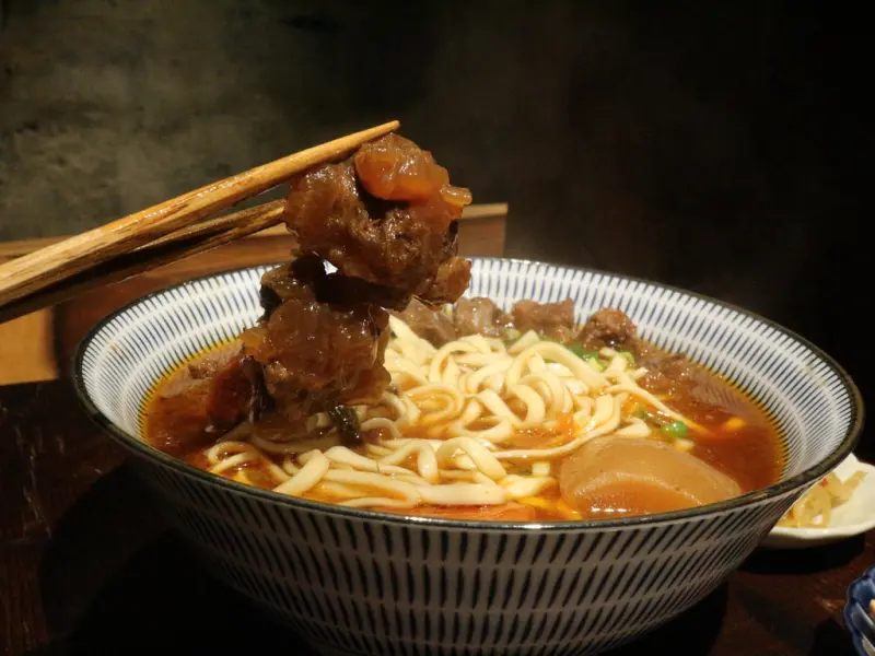 (板橋區美食)府中站-門前隱味牛肉麵-愛妻蕃茄牛肉麵,每天限量30碗,只接受線上預約隱身在小巷內的美味牛肉麵