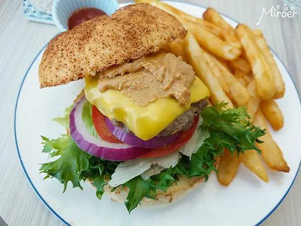 【mummum滿²】桃園中壢早午餐，多汁花生牛肉堡好好吃│近元智大學、內壢火車站