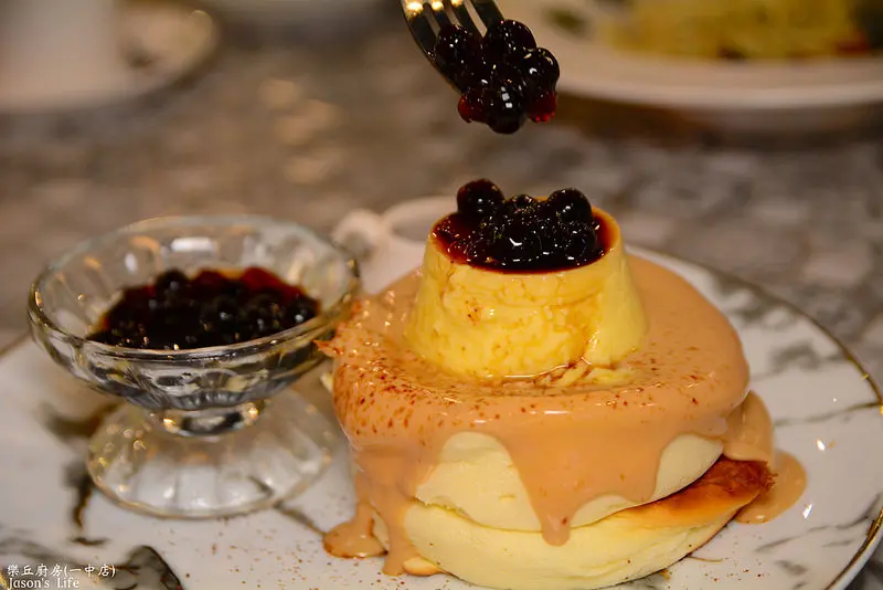 【台中北區｜美食】一中街I PLAZA廣場美食，店內好拍，花磚大理石紋桌面拍食物好看，推薦波霸黑糖珍珠布丁舒芙蕾。樂丘廚房(一中店)