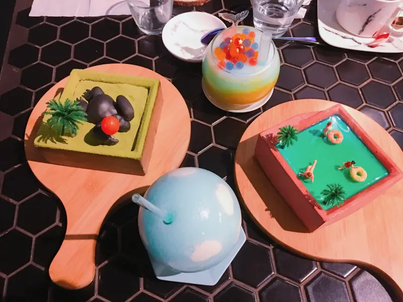 《台北❤️信義》Hërs biströ她/的餐酒，超殺底片泳池、草地甜點，美人魚🧜‍♀️天空冰沙加雲朵炒飯☁️夢幻爆表